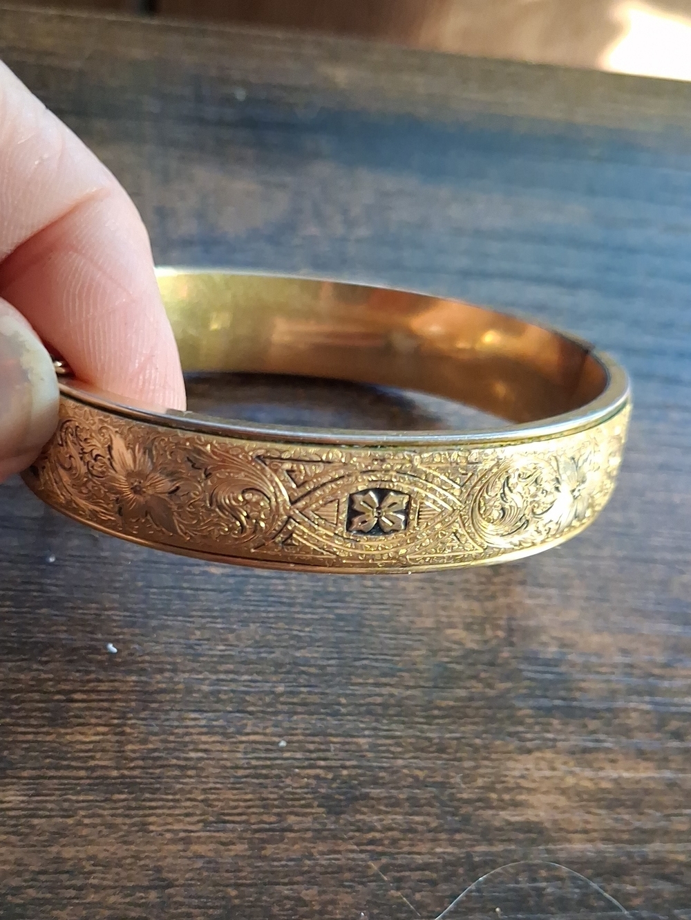 VINTAGE Gold-Tone Floral Engraved Bangle Clasp Bracelet.  Beautiful